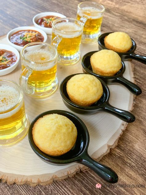 Cornbread Appetizer, Desserts Halloween, Game Night Food, Appetizer Display, Thanksgiving Party Favors, Birthday Party Drinks, Movie Night Food, Pumpkin Treats, Thanksgiving Favors