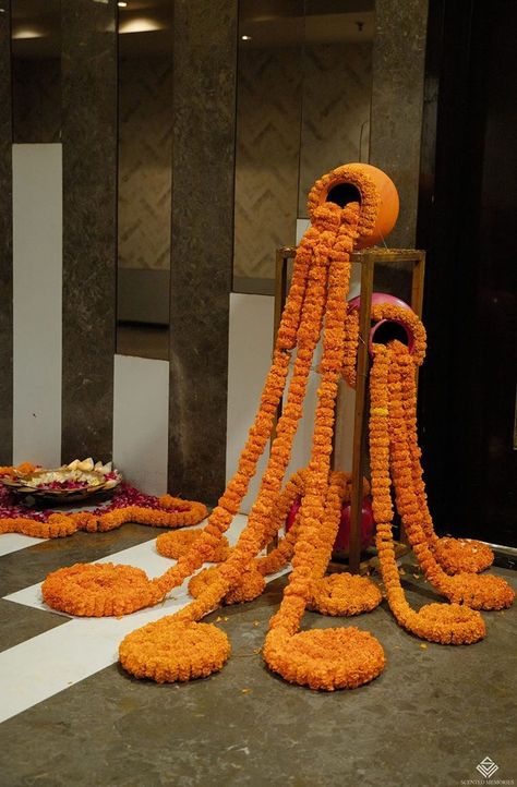 Matka Decoration Ideas, Mehndi Entrance Ideas, Mehndi Stage Decoration Pakistani, Mundan Ceremony Decoration Ideas, Mehendi Function Decor, Matka Decoration, Haldi Decoration Ideas At Home, Pakistani Mehndi Decor, Entrance Decoration Ideas