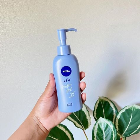 ✿ Johanna ✿ | Beauty & Lifestyle on Instagram: "The @nivea Water Gel sunscreen is one of the most lightweight sunscreens I’ve ever tried. It has no whitecast & seamlessly blends into your skin. The finish is beautiful & glowy that it feels like almost nothing on your skin. I’ve read that this works best for ppl with oily skin, but as someone with dry skin I find it hydrating. I would even skip my moisturizer & go straight into this every morning. This was my go to a lot during the summer. It fe Nivea Uv Super Water Gel, Nivea Water Gel Sunscreen, Glowup Checklist, Nivea Sunscreen, Natural Nails Manicure, Best Sunscreen, Gel Sunscreen, Skincare For Oily Skin, Skin Care Basics