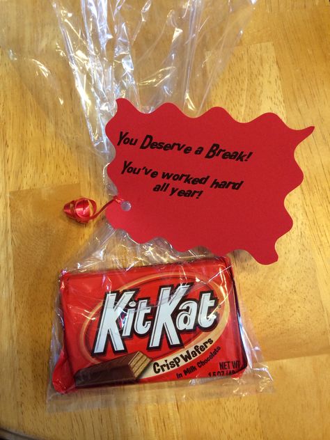 Kit kats- you deserve a break . You've worked hard all year! Teacher appreciation week. Kit Kat Valentines Ideas, Kit Kat Gift Ideas, Valentines Sayings, Valentines Day Sayings, Candy Notes, Tin Crafts, Fun Valentines Day Ideas, Flower Templates Printable, Secret Sister Gifts