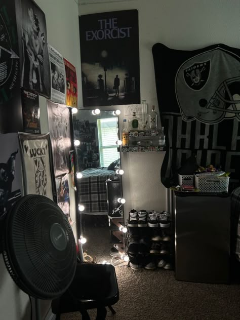 Lowrider Room Decor, Grunge Room Inspo Edgy, Chola Rooms Aesthetic, Chicano Room Ideas, Alt Aesthetic Room, Uni Room Inspo, Graffiti Bedroom, Emo Room, Punk Room