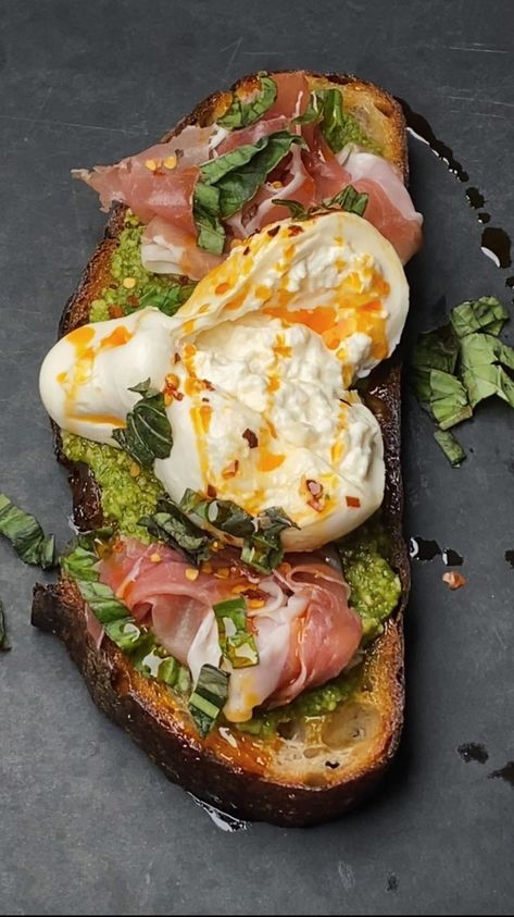 Elin Hilderbrand Recipes, Prosciutto Toast, Prosciutto Burrata, Pasti Fit, Sommer Mad, Avocado Pesto, Healthy Food Dishes, Healthy Food Motivation, Chili Oil