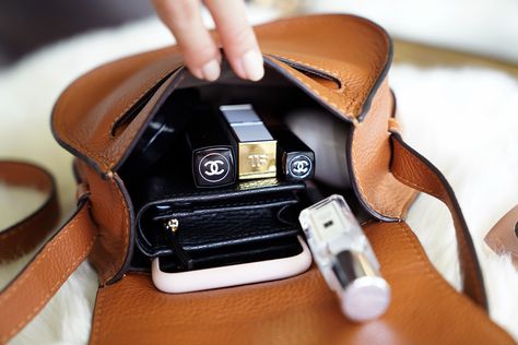 Chloe Crossbody Bag Outfit, Jo Malone Mini Perfume, Chloe Marcie Bag Outfit, Small Bag Outfit, Mini Bag Outfit, Ysl Camera Bag, What's Inside My Bag, Chloe Crossbody Bag, Chloe Marcie Bag