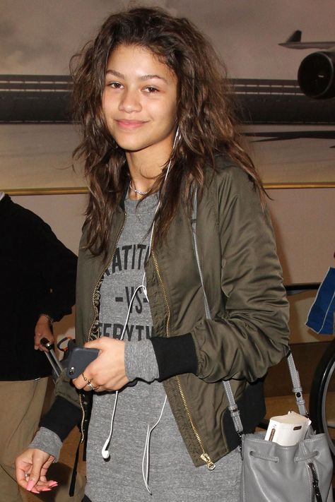 Zendaya Without Makeup, Zendaya No Makeup, Xxtenations Pfp, Pictures Of Zendaya, Zendaya Makeup, Makeup Looks Natural Full Face, Celebs Without Makeup, Zendaya Outfits, Makeup Hacks Beauty Secrets