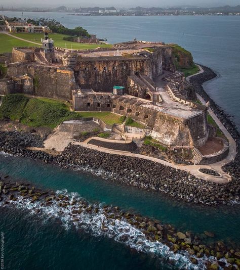 Evo Photography on Instagram: “📍El Viejo San Juan, Puerto Rico / Castillo San Felipe del Morro @evo_photography_pr #evophotography #elmorro #castillosanfelipedelmorro…” Castillo San Felipe Del Morro, El Morro San Juan, Viejo San Juan Puerto Rico, Puerto Rico Island, Puerto Rico Trip, Puerto Rico Vacation, Puerto Rico Art, Puerto Rican Pride, America Latina