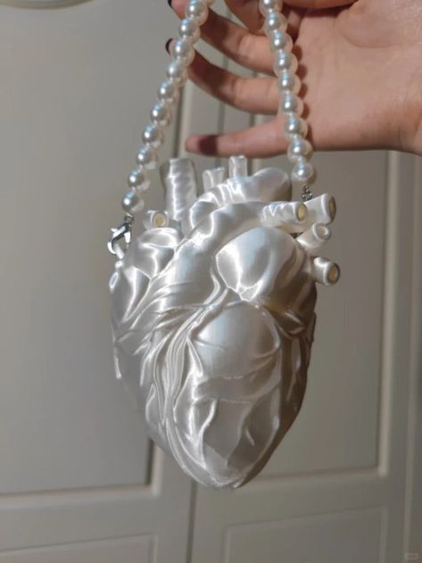 Scarie Movie, Heart Bag, Pretty Bags, Cute Bags, Accessories Jewelry, Fashion Bags, Jewelry Accessories, Purse, Satin