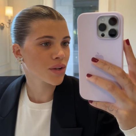 Hailey Bieber Slicked Back Hair, Slick Back Bun Round Face, Slick Bun Tutorial, Sofia Richie Hair, Slick Low Bun, Slicked Back Bun, Mason Pearson Brush, Slick Bun, Sleek Bun