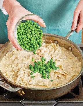 Skillet Chicken Alfredo with Green Peas Recipe Skillet Chicken Alfredo, Green Peas Recipe, Pasta And Peas, Green Peas Recipes, Creamy Chicken Alfredo, Peas Recipe, Seasoned Chicken, Freeze Greens, Pea Recipes