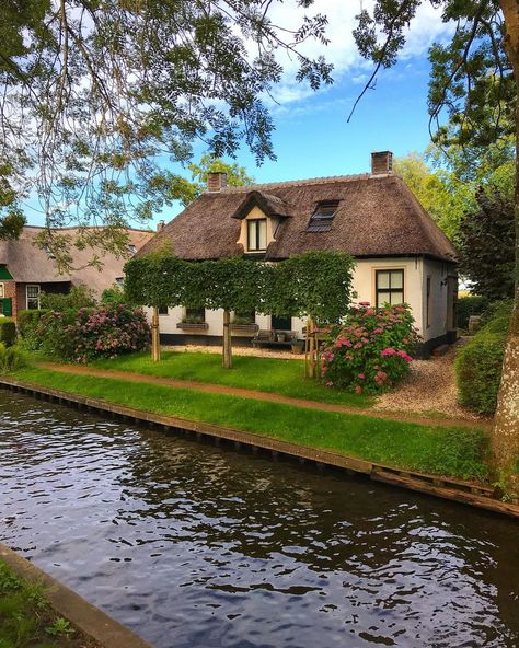 Giethoorn village on Instagram: “👉@giethoorn_village👈 for more♻️ 👇🏼👇🏾👇🏽👇🏿👇🏻👇👇🏾👇🏼👇👇🏿👇🏻👇🏽👇🏾👇👇🏿 Meet Giethoorn village 🇳🇱 #Giethoorn is for me the true #kings_village in…” Giethoorn Village, Dream Home Design, The Netherlands, Belgium, Netherlands, Around The Worlds, Dream House, Cottage, Cabin