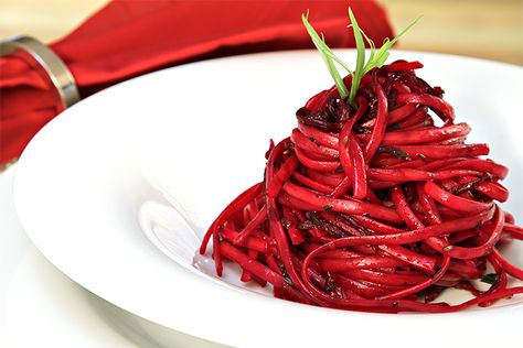 Linguini with roasted beets & tarragon | Food & Style Beet Pasta, Red Pasta, Pasta Al Pesto, Beet Recipes, Red Beets, Roasted Beets, Food Style, Recipe Roundup, Red Food