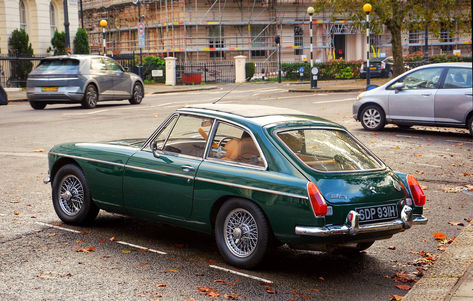 1969 MGB GT MKI Fastback with Roof design by PininFarina @ England London Kensington streets of Georgian Squares 10th November 2023. The GT is in Britisch Racing Green, Cognac Livery Interior and some nice Knock-of Chrome Wire Wheels. #MGBGT Green Cars, Wire Wheels, Mgb Gt, Morris Garages, London Kensington, Mg Cars, England London, Kensington London, Racing Green