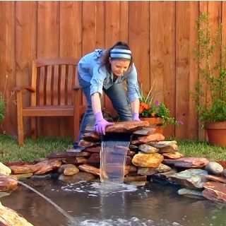 How to build a small pond with a waterfall feature! #DIY #pond #waterfall #backyard Waterfall Backyard, Waterfall Designs, Pond Diy, Small Garden Waterfalls, Small Backyard Ponds, Diy Ponds Backyard, Ponds For Small Gardens, Diy Landscape, Building A Pond