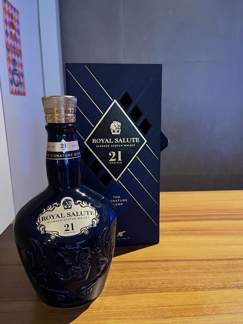 uma garrafa de whisky royal salute 21 Liquor Snapchat, Royal Salute, Liqueur Drinks, Beer Photography, 4k Wallpapers For Pc, Alcohol Party, Snap Streak Ideas Easy, Amazing Funny Facts, Blended Scotch Whisky