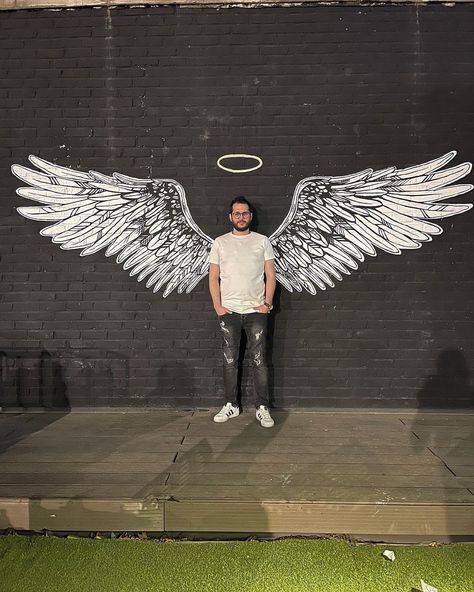 Angel Wing Mural, Wings Mural, Wall Painting Flowers, Diy Photo Booth Backdrop, Angel Wings Wall Art, Black And White Graffiti, Selfie Wall, Angel Wings Wall, Wing Wall