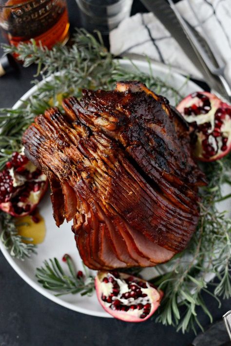 Pomegranate Bourbon Glazed Ham on platter with pomegranate halves Best Spiral Ham Recipe, Ham Easter, Pineapple Glaze For Ham, Cooking Spiral Ham, Galette Des Rois Recipe, Christmas Ham Recipes, Holiday Ham Recipes, Brown Sugar Ham, Ham Glaze Brown Sugar