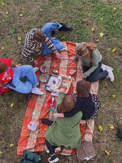 Fall Vibes With Friends, Fall Hangout Aesthetic, Fall Picnic With Friends, Fall Hang Out Ideas, Friends Autumn Aesthetic, Fall Slumber Party, Fall Hangout, Picnic Fall, Fall Ideas Activities With Friends