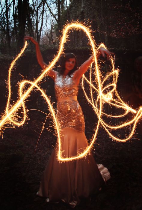 Elements Photoshoot, Fairy Light Photography Ideas, Photography With Fire Ideas, Fairy Lights Photography Portraits, Creative Fire Portrait Photography, Fairy Light Photography, Photoshoot Lights, Light Trail Photography, Portrait Light Exposure