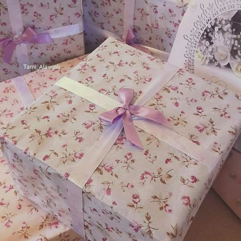 Coquette Wrapping Paper, Pretty Wrapping Paper, Coquette Wrapping, Aesthetic Wrapping Paper, Pink Christmas Wrapping, Pink Gift Wrap, Pink Christmas Gifts, The Romantics, Pink Wrapping Paper