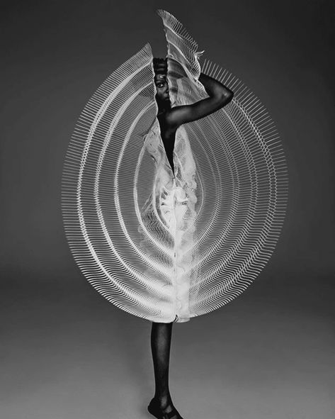 Iris Van Herpen Couture, High Tech Fashion, Mother Outfit, Sculptural Fashion, Iris Van Herpen, Stephane Rolland, Parametric Design, Shape Shifting, Ootd Ideas