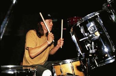 David Eric Grohl early 90's Dave Group 90s, Dave Ghrol Drums, Dave Grohl Nirvana Drum, Dave Grohl Drums, Dave Grohl 90s, 90s Collage, Chad Channing, Nirvana Live, Chris Shiflett