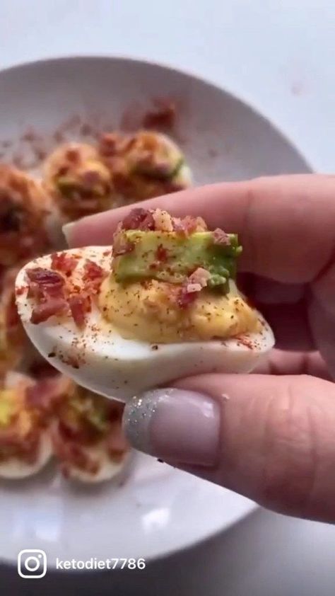 Eggs👉🏻 https://www.healthyfoodlifestyle.org/ 👈 credit lowcarbstateofmind 🤩 | Keto diet for everyone Egg With Avocado, The Best Deviled Eggs, Easy Summer Snacks, Keto Egg Recipe, Healthy Summer Snacks, Healthy Egg Recipes, Keto Salads, Best Deviled Eggs, Deviled Eggs Easy