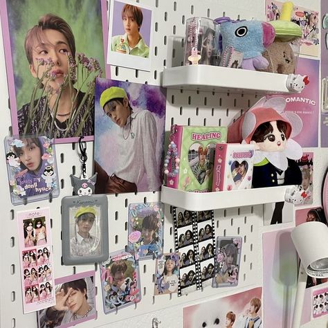 k-pop bedroom Aesthetic K Pop Room, Skadis Kpop, Kpop Pegboard Ideas, K Pop Room Ideas Aesthetic, K Pop Bedroom, K Pop Room Ideas, Kpop Pegboard, Kpop Desk, Desk Room