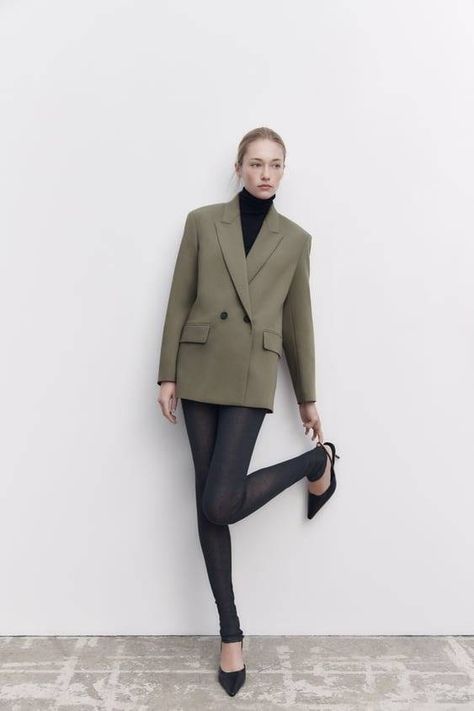 26 Versatile Fashion Basics for Your Year-Round Wardrobe | Who What Wear Blazers With Leggings, Oversized Blazers, Cut Blazer, Blazer Zara, Stylish Maternity Outfits, Zara Outfit, Stylish Maternity, Long Blazer, Double Breasted Jacket