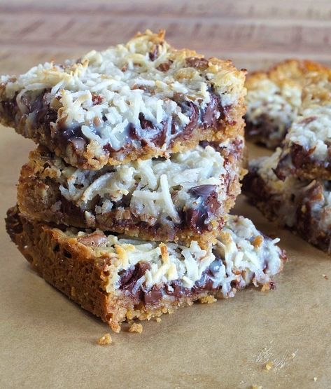 Dolly Bars, Hello Dolly Bars, My Country Table, Dessert Squares, Bar Desserts, Fun Dessert, Magic Bars, Country Table, Cracker Crust