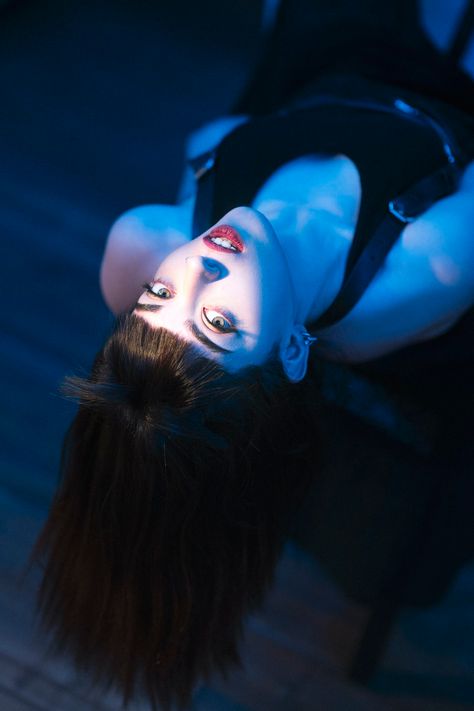 Upside Down Photo, Happy Images, Self Portrait Photography, Scary Clowns, Portrait Photography Poses, Free Photography, Face Photo, Photography Portrait, Pose Reference Photo