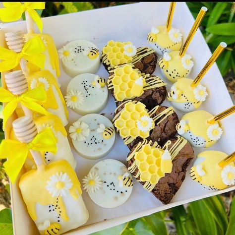 Bee Sweet Table, Honey Bee Dessert Table, Bee Gender Reveal Dessert Table, Bee Themed Dessert Table, Bee Gender Reveal Treats, Bee Dessert Ideas, Bee Themed Desserts, Bee Dessert Table, Bee Desserts