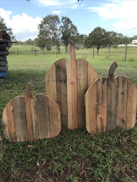 Pallet wood pumpkins Yard Wood Pumpkins, Pallet Wood Pumpkins, Painted Wood Pumpkins, Fall Wood Projects, Pallet Pumpkin, Wood Decorations, Pumpkin Planter, Fall Wood Crafts, Fence Pickets