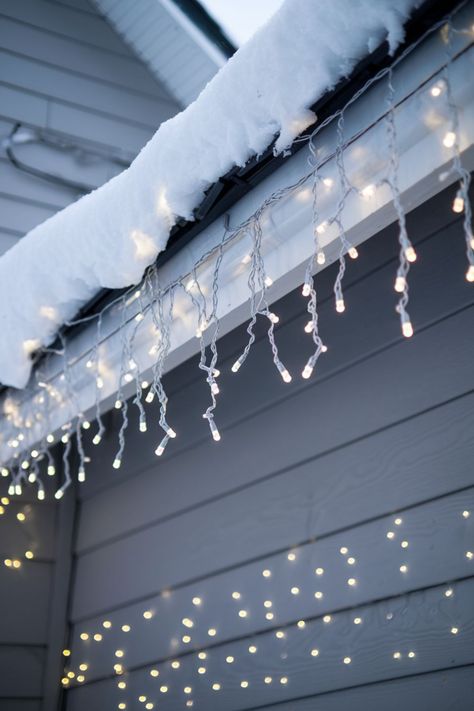 25 Outdoor Christmas Light Ideas to Create a Warm and Festive Glow Christmas Exterior Lights, Outdoor Christmas Light Ideas, Outdoor Christmas Lighting, Christmas Lighting Ideas, Christmas Exterior, Christmas Light Ideas, Paint Organization, Exterior Lights, Twitter Design