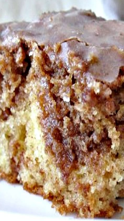 Honey Bun Cake: This is the best cake!! Especially when it's warm. Honeybun Cake Recipe, Honeybun Cake, Honey Bun Cake, Bun Cake, Honey Bun, Torte Cupcake, Cinnamon Roll Cake, Honey Buns, Best Cake