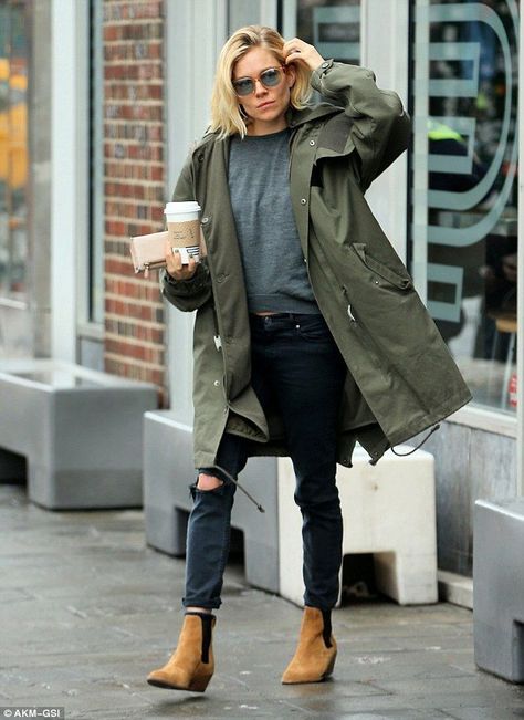 Sienna Miller simple style Parka Outfits, Siena Miller, Parka Outfit, Lederhosen Outfit, Sienna Miller Style, Look Boho Chic, Style Casual Chic, It Bag, Sienna Miller