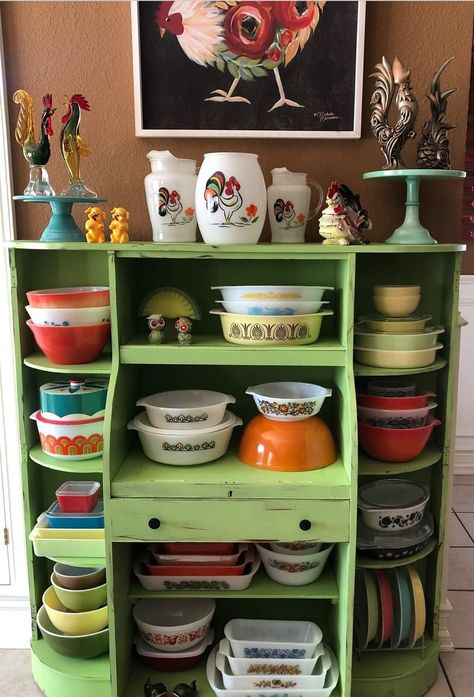 Vintage Pyrex Display, Bestie Apartment, 1970 Kitchen, Pyrex Display, Vintage Kitchen Accessories, Creative Haven Coloring Books, Retro Glassware, Tuscan Style Homes, Rambling Rose