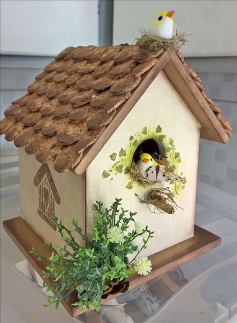 Takken Decor, Birdhouse Projects, Homemade Bird Houses, Birdhouse Craft, Bird Houses Ideas Diy, Beautiful Birdhouses, Bird House Feeder, Wooden Bird Houses, Decoupage Tray