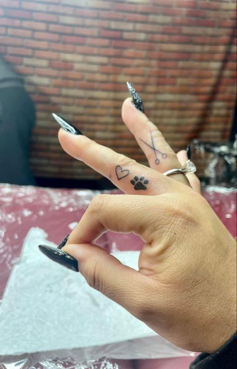 Finger Tattoos For Women Heart, Scissor Finger Tattoo, Groomer Tattoo Ideas, Finger Tats With Meaning, Dog Grooming Tattoo, Groomer Tattoo, Tattoo Designs Finger, Tattoo Ideas Finger, Louise Tattoo