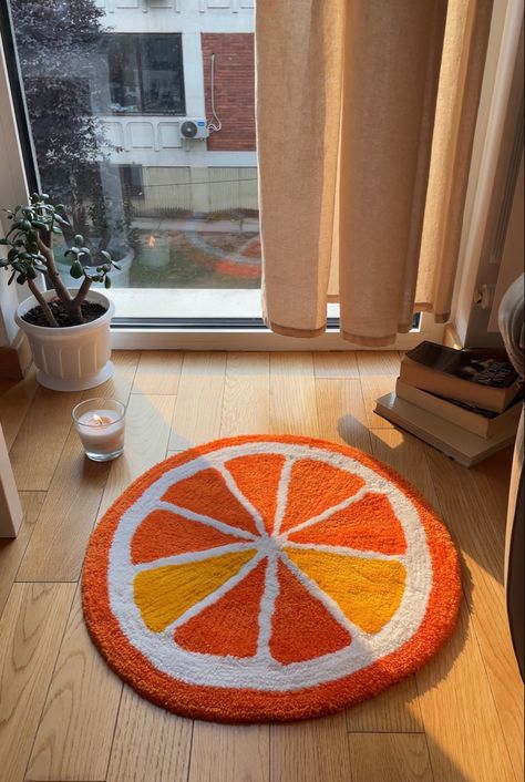 I wanted a tuft rug for a long time but I couldn’t decide what I wanted, so I ordered a Orange because it’s my fav juice. And to mix it up, so it doesn’t seem plain and boring, I asked if they could add two parts of the orange a bit yellow. It turned out sooo good! I got it from “Good Mood Rugs”. Link included of their Instagram profile! Small Orange Rug, Tuft Rug Diy, Simple Rug Tufting Design, Tufted Rug Inspiration, Grapefruit Rug, Fall Tufted Rugs, Simple Tufted Rug, Fun Rugs Bedroom, Orange Fruit Decor