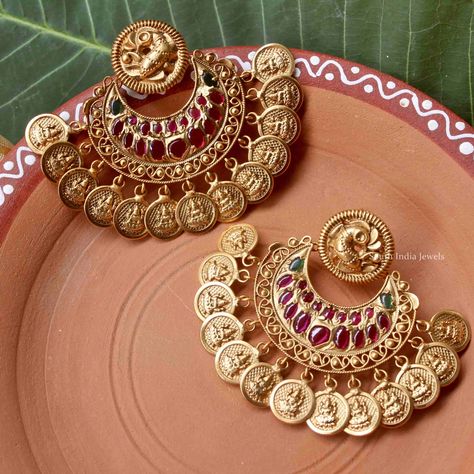 Temple Earrings, Coin Jewellery, Gold Earrings Indian, Antique Gold Earrings, Bridal Jewelry Vintage, Jewelry Editorial, Beautiful Peacock, Beaded Necklace Designs, Gold Jewelry Stores