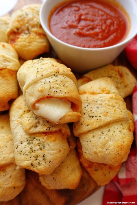 Homemade Pizza Rolls Crescent Pizza, Pepperoni Pizza Rolls, Homemade Pizza Rolls, Crescent Roll Pizza, Pizza Roll Recipe, Pepperoni Rolls, Kids Pizza, Cheese Crescent Rolls, Making Homemade Pizza