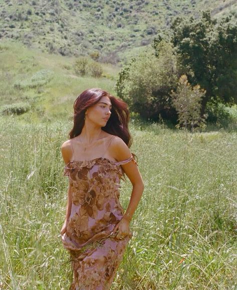 Dreamy Dress Photoshoot, Long Flowy Dress Photoshoot, Field Photoshoot Outfits, Photoshoot Ideas Field, Field Photoshoot Ideas, Flowy Dress Photoshoot, Hippie Photoshoot, Pretty Senior Pictures, Outdoor Photoshoot Inspiration