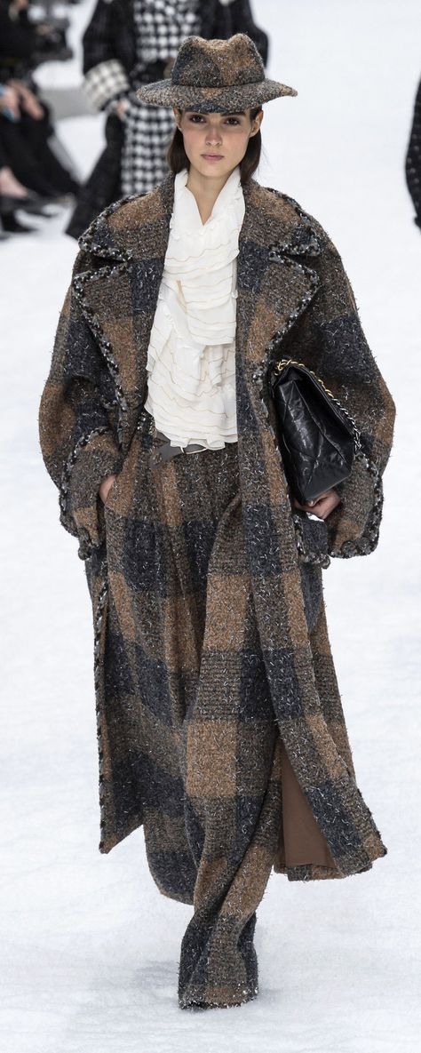 Chanel Fall-winter 2019-2020 - Ready-to-Wear - http://www.orientpalms.com/Chanel-7773 - ©ImaxTree Chanel Fall 2019 Ready To Wear, Chanel Coat Outfit, Chanel Tweed Outfit, Chanel Fashion Show 2019, Chanel Tweed Coat, Camille Hurel, Chanel Coat, Fall Fashion Coats, Moda Chanel