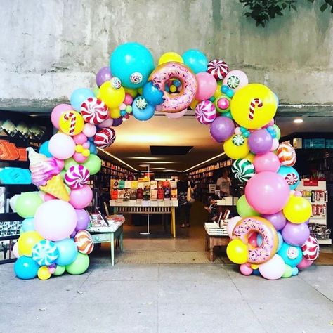 @mitzvahlist ‘s #2 Wow Factor of the 2018-2019 Mitzvah Season. Organic balloon structures can really transform a room and this one is… Candy Theme Birthday Party, Candy Themed Party, Candy Balloons, Candy Land Birthday Party, Donut Birthday Parties, Candy Birthday Party, Candyland Birthday, Sweet Party, Candyland Party