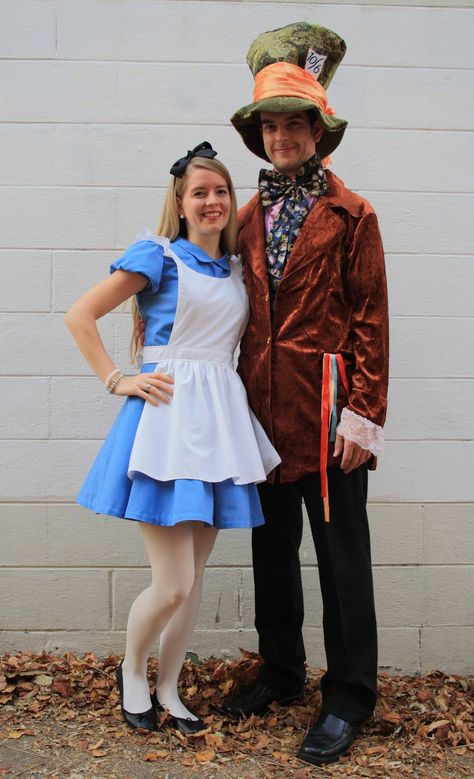 Alice And Mad Hatter Costume Couple, Alice And Mad Hatter Costume, Mad Hatter Diy Costume, Alice And Mad Hatter, Mad Hatter Disney, Disney Couple Costumes, Halloween Alice In Wonderland, Hatter Costume, Alice And Wonderland