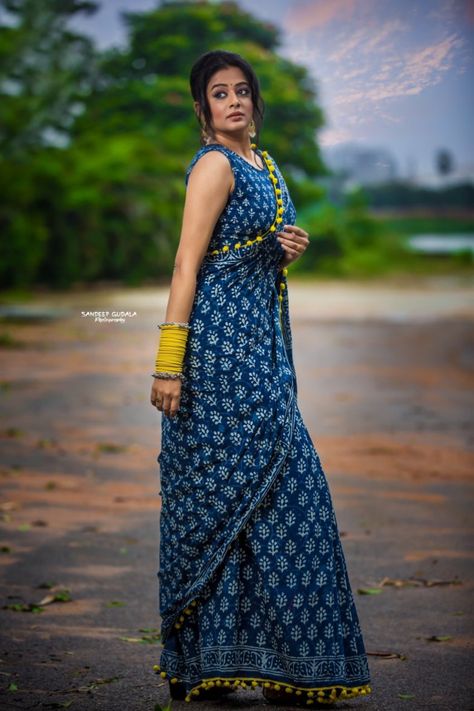 priyamani in indigo blue printed saree Exclusive Saree Blouse Designs, Indigo Saree, Kerala Saree Blouse Designs, Cutwork Saree, Saree Wearing Styles, Saree Wearing, Cotton Saree Designs, Set Saree, Saree Poses