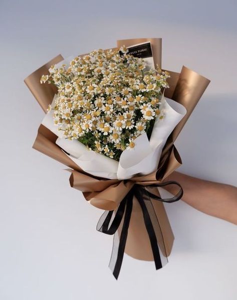 Chamomile Daisy Bouquet, Chamomile Bouquet, Flower Boquet, Flower Bouquet Diy, Daisy Bouquet, Boquette Flowers, Flowers Bouquet Gift, Bouquet Wrap, Flower Arrangements Diy