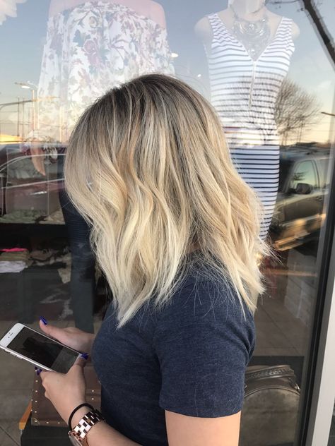 Shoulder Length Hair Shadow Root, Short Blonde Hair With Brown Roots, Short Blonde Hair Shadow Root, Blonde Hair With Brown Roots, Ombré Short Hair, Blonde Ombre Short Hair, Root Smudge Blonde, Dark Skin Blonde Hair, Hair Melt