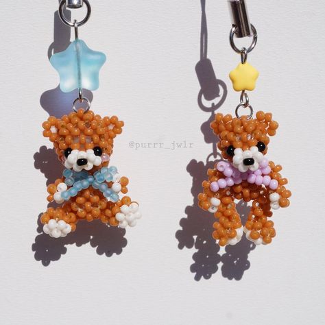 🧸𝓣𝓮𝓭𝓭𝔂 𝓑𝓮𝓪𝓻 𝓟𝓱𝓸𝓷𝓮 𝓒𝓱𝓪𝓻𝓶𝓼🧸 ❥ Available now! ✧ one of a kind pieces ✧ 𖦹 Handcrafted teddy bear charms with miyuki beads and czech glass star beads 𖦹 15e .·:*¨༺ DM TO ORDER ༻¨*:·. ｡ﾟﾟ･｡･ﾟﾟ｡ ﾟ。𝓟𝓾𝓻𝓻𝓻 　ﾟ･｡･ﾟ Tags 🏷️: #handcrafted #beads #glassbeads #handcraftedjewelry #beadednecklace #fairycore #greeksmallbusiness #phonecharm Teddy Bear Tutorial, Beaded Bear, Bookmark Craft, Star Beads, Glass Stars, Miyuki Beads, Bead Jewellery, Beading Tutorials, Phone Charm