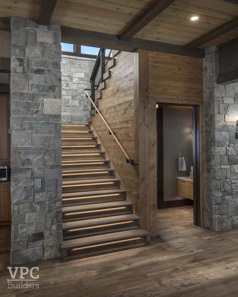 An epic mountainside retreat in North Carolina’s Blue Ridge Mountains Mountain Home Entryway, Mountain Modern Interior Design, Modern Mountain Home Interiors, Mountain Retreat Decor, Mountain Modern Home Interiors, Mountain Homes Interiors, Vaulted Foyer, Modern Lodge Style, Modern Mountain Lodge