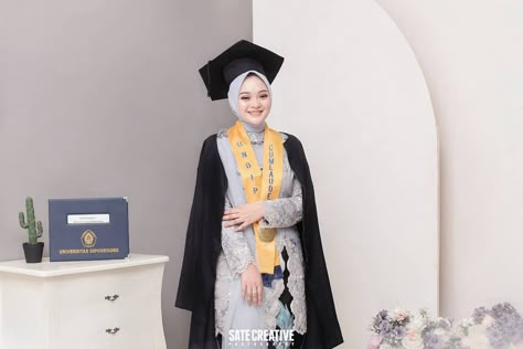 Indoor Studio Photoshoot Ideas, Graduation Indoor Photoshoot, Graduation Photo Studio Ideas, Photo Wisuda Studio Keluarga, Konsep Foto Wisuda Studio, Graduation Photo Studio, Graduation Studio Photoshoot, Graduation Studio Photoshoot Ideas, Graduation Photoshoot Studio